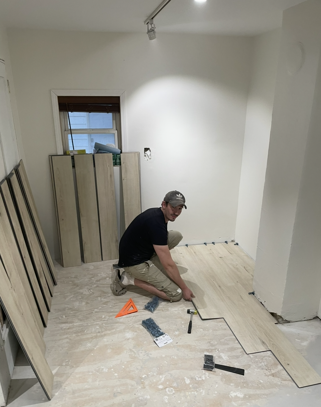 Flooring installation with active on-site layout and fitment work